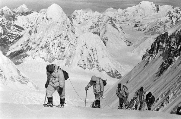 △1960年5月，中國登山隊隊員在海拔7150米的冰雪坡上行進。