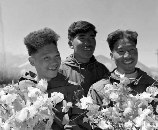 △1960年5月25日凌晨4點20分，中國登山隊隊員成功登上珠穆朗瑪峰。（右起）王富洲、貢布（藏族）和屈銀華。